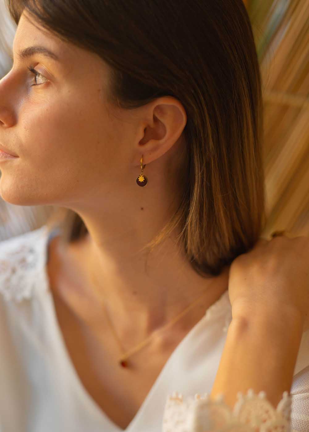 Orecchini Amal Lavani Jewelry – Cerchio Con Zirconi 22 Mm – Collezione Lumière – Placcati Oro 24 Carati – Fatti A Mano In Spagna